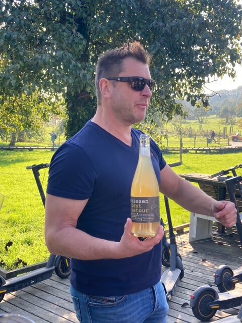 Bert Brut finewines master @work - tasting in the vineyard
