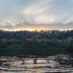 Ternaaien Brut Stop Bouchon winetours en vakantiewoningzwemmen in het water bij zonsondergang