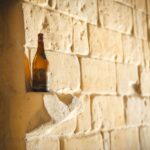 Ternaaien - Brut Stop Bouchon feestzaal en pop-up wijnbar mergelmuur